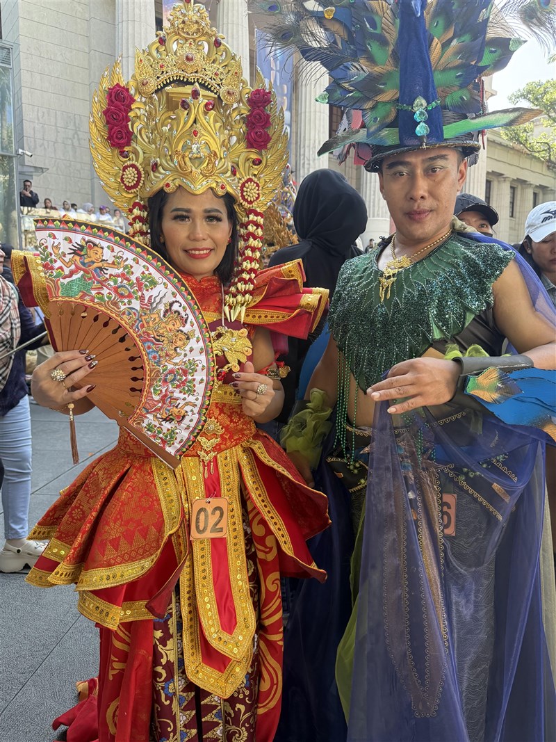 Jaya (kanan) PMI dari Taoyuan mendesain bajunya sendiri selama 1 minggu dengan konsep mahkota merak. (Sumber Foto : CNA)