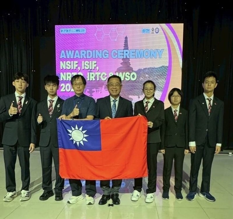 Viet Hoa International School meraih medali emas dalam International Science and Invention Fair di Indonesia, Jumat. (Sumber Foto : Hsieh Ming-hui)