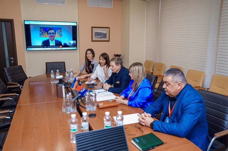 Perwakilan Taiwan untuk Polandia, Jeff Liu (ditampilkan di layar), mengadakan konferensi video dengan Wali Kota Vinnytsia Serhii Morhunov dan pejabat lainnya pada hari Senin. (Sumber Foto : Dokumentasi perwakilan Taiwan untuk Polandia). 