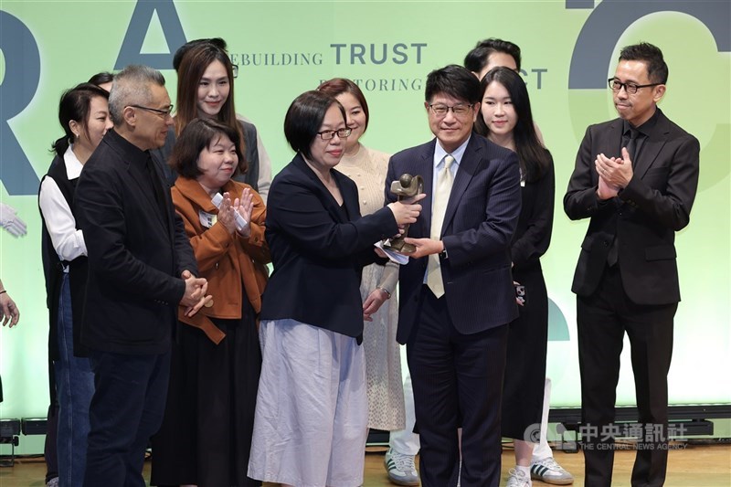 Departemen berita bahasa Asia Tenggara di Public Television Service meraih penghargaan media publik Excellent Journalism Award ke-24, Selasa. (Sumber Foto : CNA, 18 November 2025)