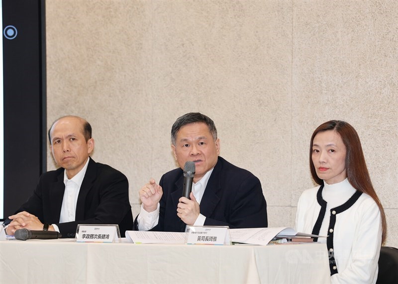 Wakil Menteri Ketenagakerjaan Lee Chien-hung (tengah). (Sumber Foto : CNA, 20 November 2025)