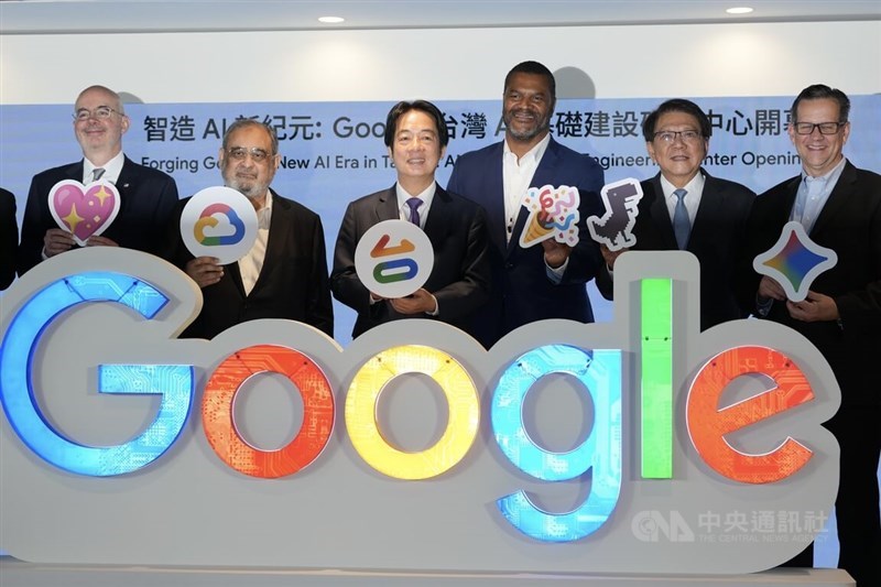 Presiden Lai Ching-te (ketiga dari kiri), Sekretaris Jenderal Kantor Kepresidenan Pan Meng-an (kedua dari kanan), Direktur American Institute in Taiwan Raymond Greene (kiri) dan Wakil Presiden Google Cloud Bidang Rekayasa Infrastruktur Platform Aamer Mahmood (kedua dari kiri) berpose untuk foto di Taipei pada hari Kamis. (Sumber Foto : CNA, 20 November 2025)