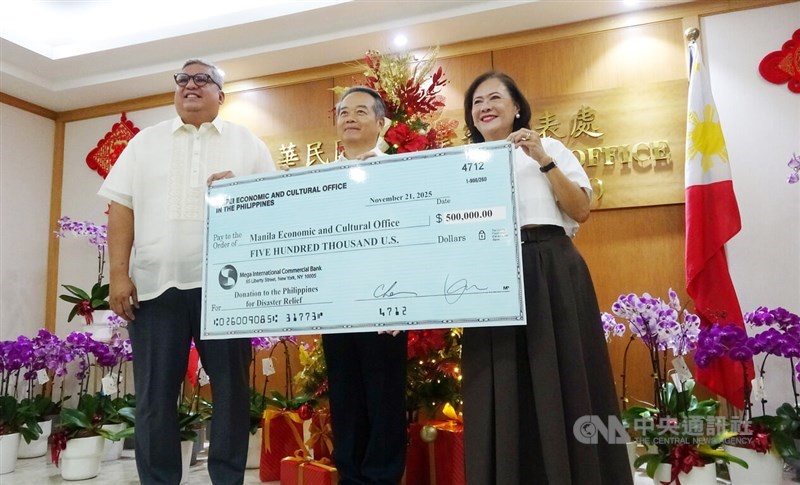 Perwakilan Taiwan untuk Filipina, Wallace Chow (tengah), berpose bersama Corazon Padiernos (kanan), ketua Manila Economic and Cultural Office di Manila pada hari Jumat. (Sumber Foto : CNA, 21 November)