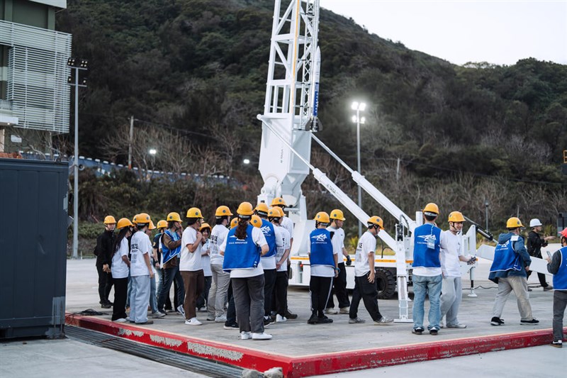 Anggota Laboratorium Teknologi Antariksa Departemen Teknik Dirgantara Universitas Tamkang mempersiapkan roket "Tamkang-2" untuk peluncuran dari Situs Peluncuran Penelitian Roket Hsu-Hai di Kabupaten Pingtung pada hari Minggu. (Sumber Foto : Dokumentasi Direktorat Jenderal Antariksa Taiwan).