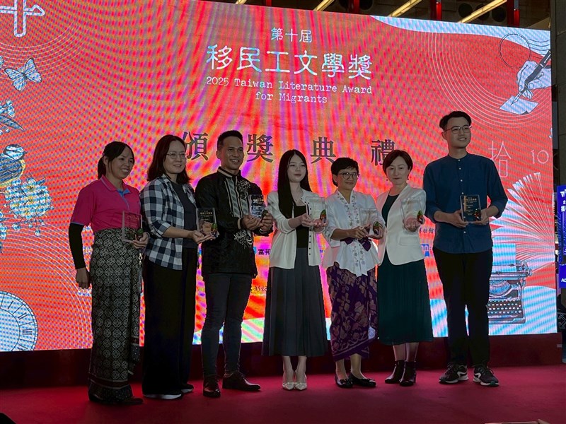 Para pemenang Penghargaan Sastra Taiwan ke-10 untuk Migran tersenyum saat berfoto dalam upacara penghargaan yang diadakan di Taipei Main Station pada hari Minggu. (Sumber Foto : CNA, 23 November 2025)