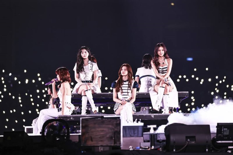 Para anggota grup K-pop TWICE tampil di Kaohsiung pada Minggu. (Sumber Foto : Live Nation Taiwan)