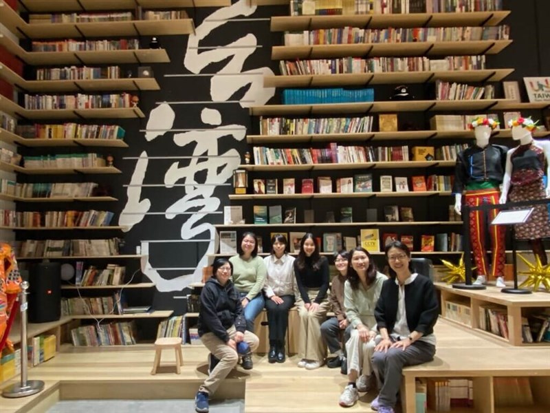 Para peserta Taiwan Global Pathfinders Initiative berpose untuk foto bersama staf di Pusat Kebudayaan Kantor Ekonomi dan Kebudayaan Taipei di New York. (Sumber Foto : World Taiwan Foundation)