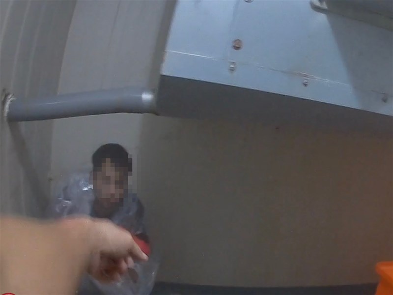 Seorang pekerja migran ditemukan petugas imigrasi di ruang pendingin di Kaohsiung pada 19 November. (Sumber Foto : NIA)