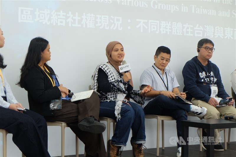 Julia Mariano (pegang mic) dari Migrante Taiwan di ACFW 2025, 26 November 2025. (Sumber foto: CNA)