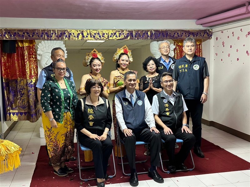 Junie Lee (belakang ketiga dari kiri) bersama pejabat imigrasi NIA Kahsiung setelah tampil di acara setempat. (Sumber Foto : Junie Lee).