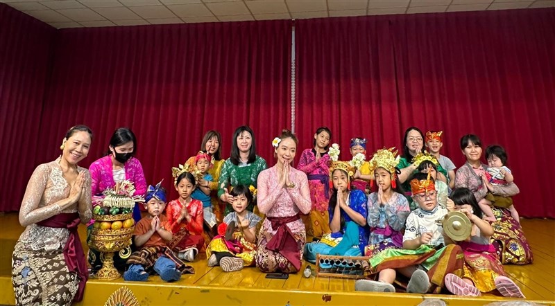 Junie Lee (kiri) bersama anak-anak Taiwan mengajarkan budaya Bali. (Sumber Foto : Junie Lee).
