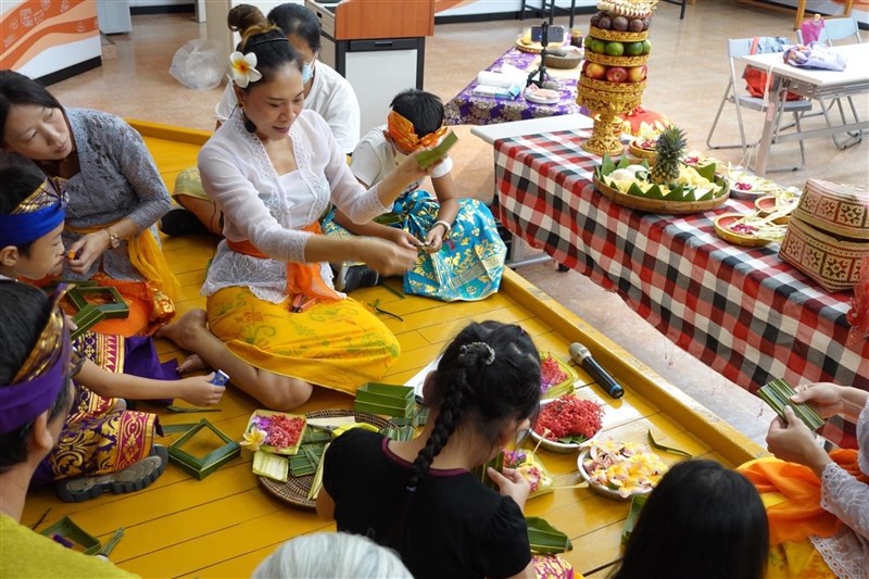Junie mengadakan workshop pengenalan budaya Bali. (Sumber Foto : Junie Lee)
