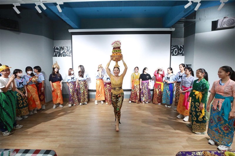 Junie Lee (tengah) mengajarkan tari Bali di sanggar yang didirikannya. (Sumber Foto : Junie Lee).