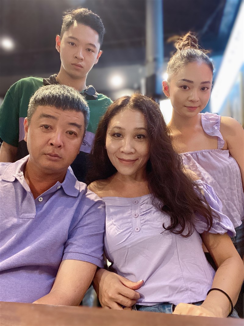 Junie Lee berfoto bersama suaminya dan kedua anaknya (belakang). (Sumber Foto : Junie Lee).