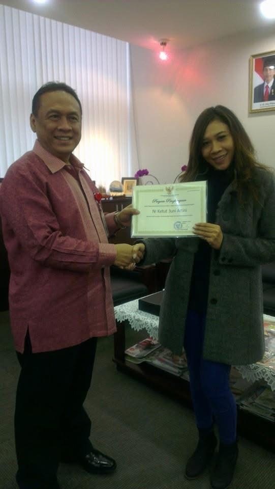 Mendiang Arief Fadillah, mantan kepala KDEI tahun 2016 menyerahkan piagam penghargaan kepada Junie. (Sumber Foto : Junie Lee).