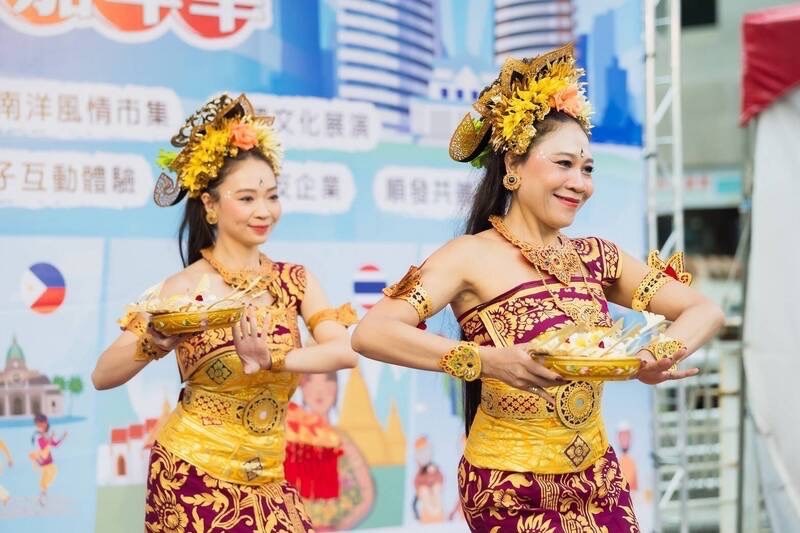 Junie Lee (depan) bersama putrinya menari Bali. (Sumber Foto : Junie Lee)