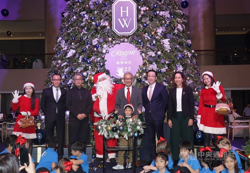 Penyalaan pohon Natal setinggi hampir 12 meter di Hotel Regent Taipei hari Kamis. (Sumber Foto : CNA, 27 November 2025)