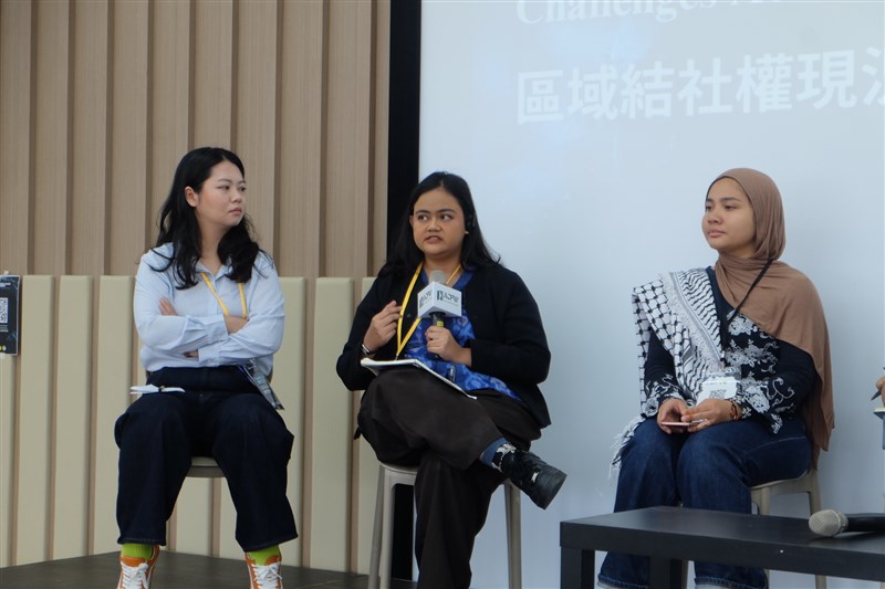 Staf legal KontraS, Azlia Amira Putri (tengah) memaparkan situasi Indonesia di ACFW 2025. (Sumber Foto : CNA, 26 November 2025)