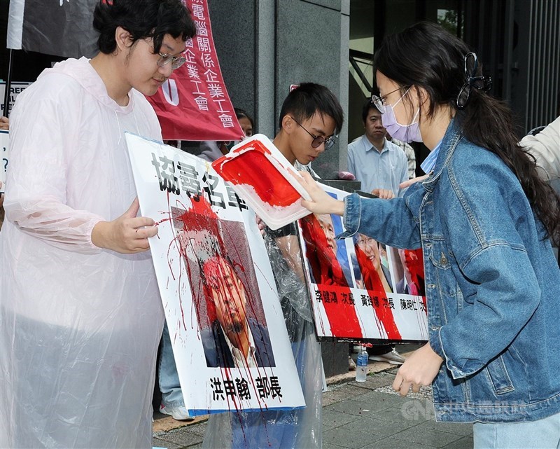 Foto Menteri Ketenagakerjaan Hung Sun-han (depan) disiram tinta merah dalam protes terkait dugaan pelanggaran TaiDoc pada 20 November. (Sumber Foto : Dokumentasi CNA)