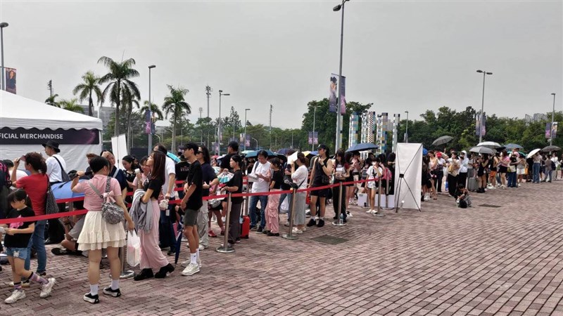 Para penggemar grup K-Pop, Blackpink mengantre untuk memasuki konser di Kaohsiung, Oktober lalu. (Sumber foto: CNA)