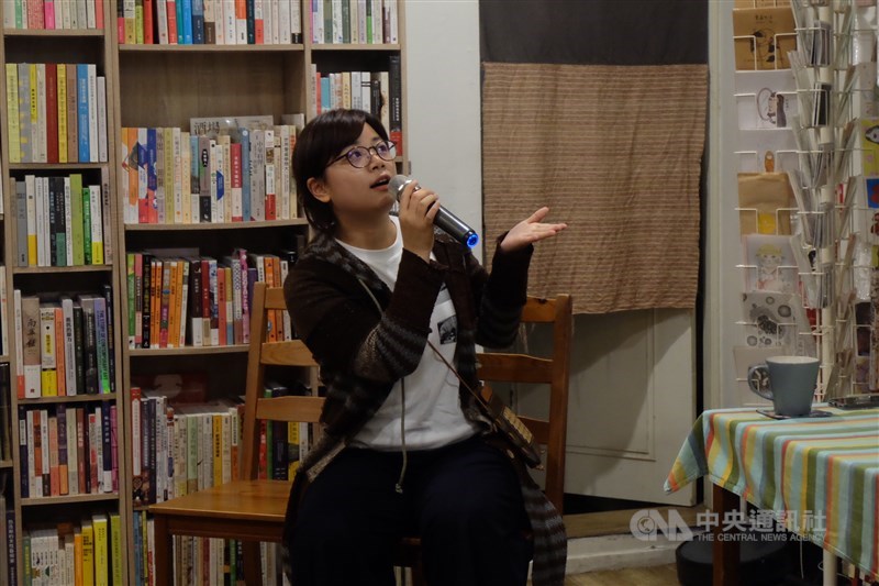 Peneliti Lan Yu Chen, memaparkan penelitiannya dalam acara peluncuran buku “Nyanyian di Perantauan” di New Taipei, 22 November 2025. (Sumber foto: CNA)