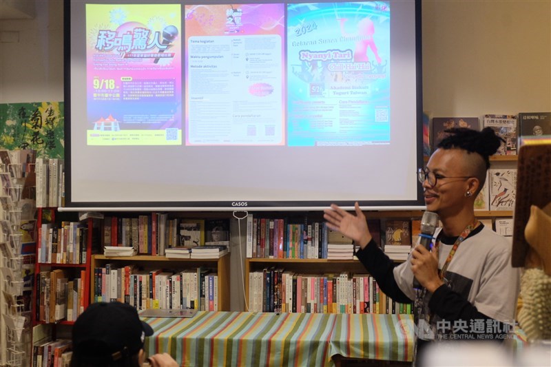 Peneliti Wu Ting Kuan, memaparkan penelitiannya dalam acara peluncuran buku “Nyanyian di Perantauan” di New Taipei, 22 November 2025. (Sumber foto: CNA)