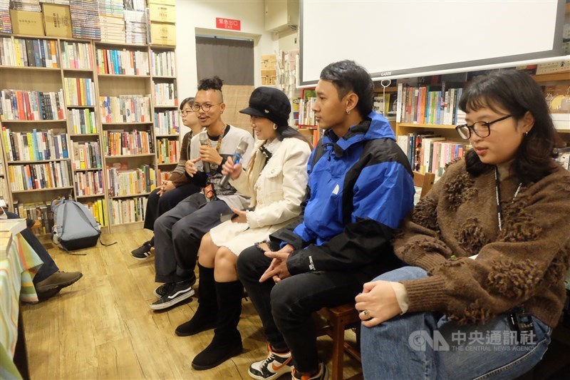 Penyanyi Maria Chullun (menggunakan topi hitam) dan Gunadi dari band Dream of Death (jaket biru), dalam acara peluncuran buku “Nyanyian di Perantauan” di New Taipei, 22 November 2025. (Sumber foto: CNA)