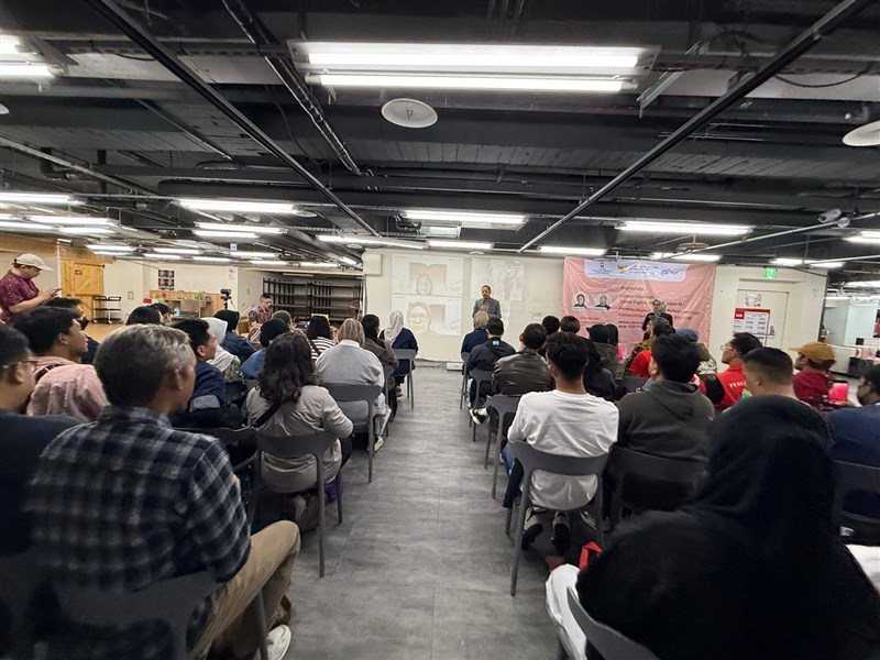 Arif Sulistiyo memberikan kata sambutan pada 50 peserta yang hadir pada Minggu (30/12) di Taichung. (Sumber Foto : KDEI).