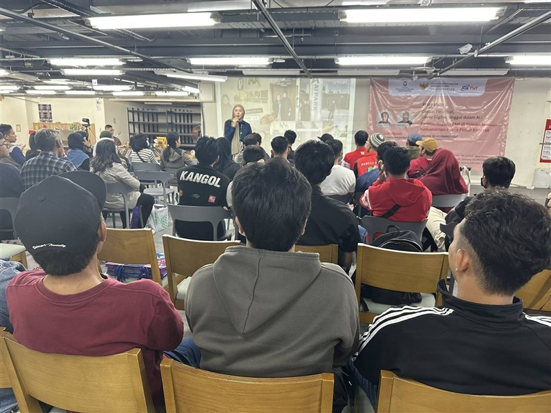 Salah satu pembicara, dosen dari Universitas Telkom menyampaikan materi di depan peserta. (Sumber Foto : Charis Chen).