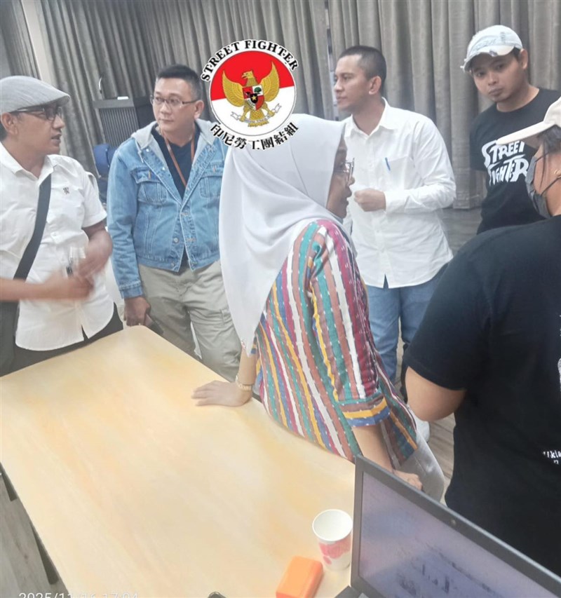 Ignas (kiri memakai topi) ketua SEBIMA bersama Fajar (berhijab putih) melaporkan kasus PHK pada Kadir (baju putih) analis bidang ketenagakerjaan KDEI. (Sumber Foto : GANAS)
