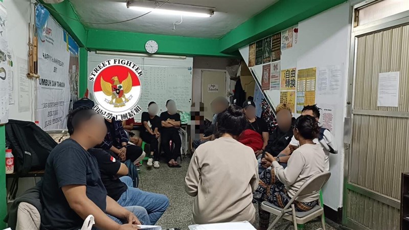 Perwakilan dari korban PHK pabrik bakso Taichung melapor kepada GANAS di kantor sekretariatnya di Taipei. (Sumber Foto : GANAS)