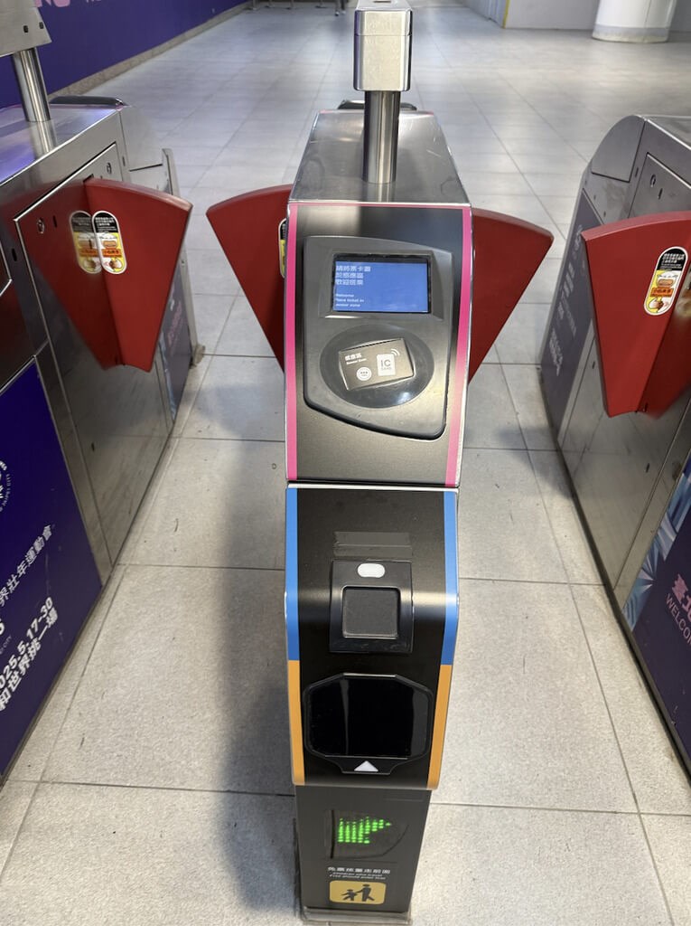 Sebuah gerbang tiket Taipei Metro dimodifikasi agar dapat diakses untuk pembayaran dengan kode QR. (Sumber Foto : Taipei Metro)