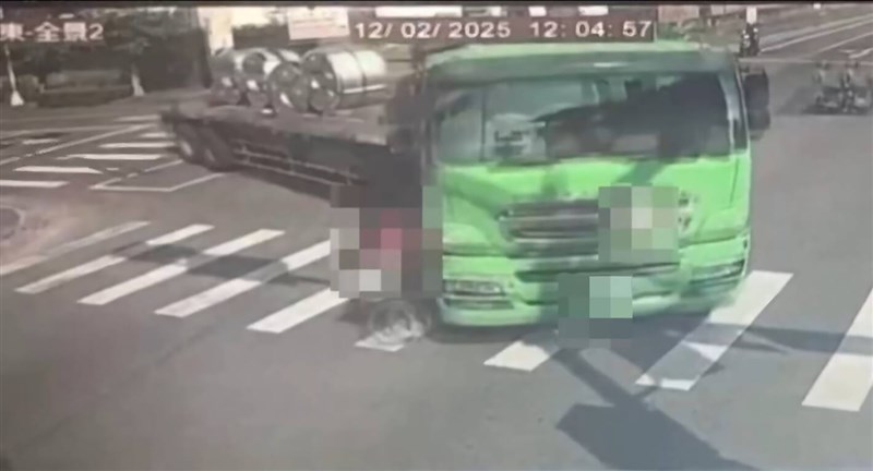 Sebuah traktor menabrak seorang wanita yang sedang mengendarai sepeda. (Sumber Foto : Kepolisian Pingtung)