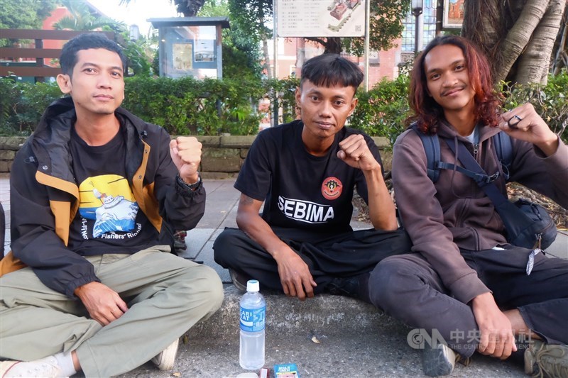 Margono (tengah) anggota SEBIMA dari Kaohsiung usai pawai akbar pekerja migran, Minggu. (Sumber Foto : CNA, 7 Desember 2025)