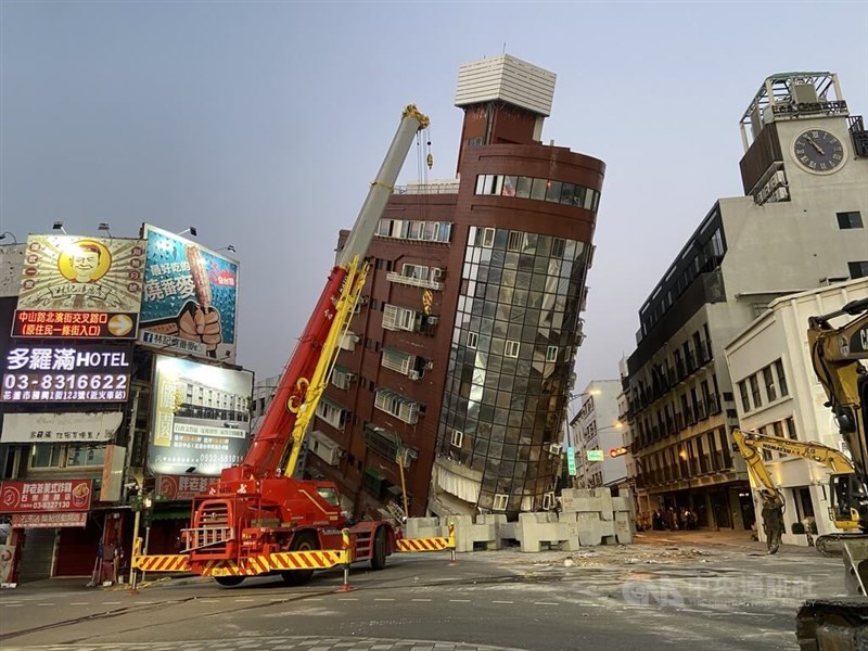 Gedung Uranus terlihat sebagian runtuh setelah gempa besar mengguncang Kabupaten Hualien pada 3 April 2024, sebelum akhirnya dibongkar. (Sumber Foto : Dokumentasi CNA)