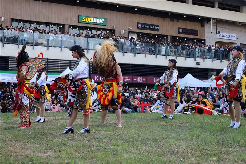 Ribuan penonton terpukau oleh penampilan reog Ponorogo. (Sumber Foto : Himmas UTT)