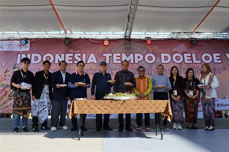 Acara pemotongan tumpeng dihadiri oleh Arif Sulistiyo Kepala KDEI Taipei (enam dari kanan) dan juga Dr Pardamean Daulay S.Sos., M.Si Direktur UTT layanan luar negeri (kelima dari kanan). (Sumber Foto : Himmas UTT).