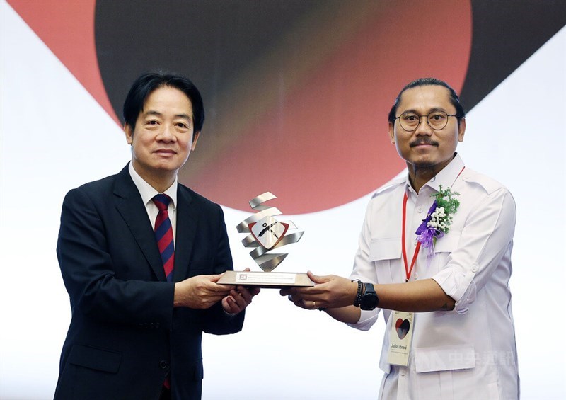 Presiden Taiwan, Lai Ching-te memberikan penghargaan Asia Democracy and Human Rights 2025 kepada Ketua PBHI Julius Ibrani di Taipei, Rabu. (Sumber Foto: CNA, 10 Desember 2025)