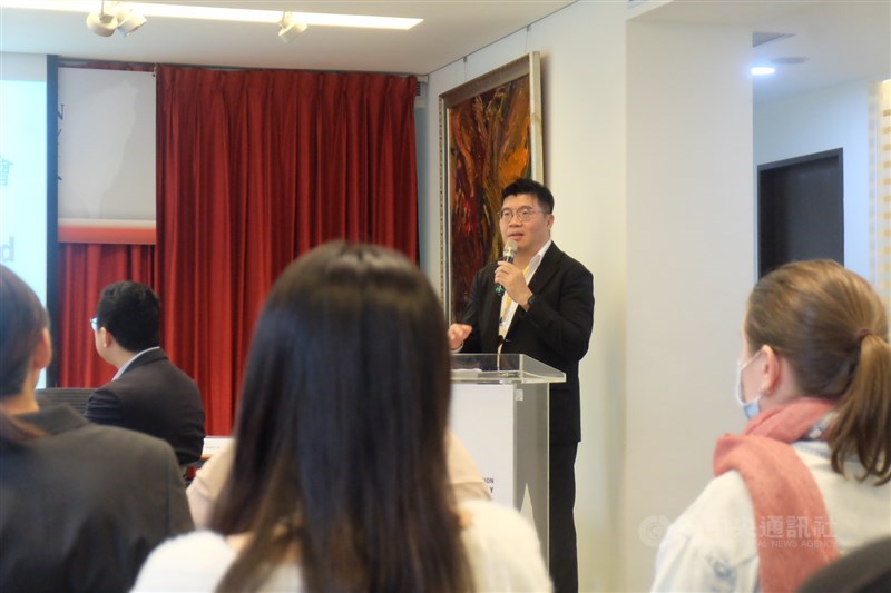 Profesor dari departemen Asia Tenggara National Chi Nan University James Wang (王文岳) dalam panel diskusi penghargaan Asia Democracy and Human Rights 2025 hari Kamis. (Sumber Foto : CNA, 11 Desember 2025)