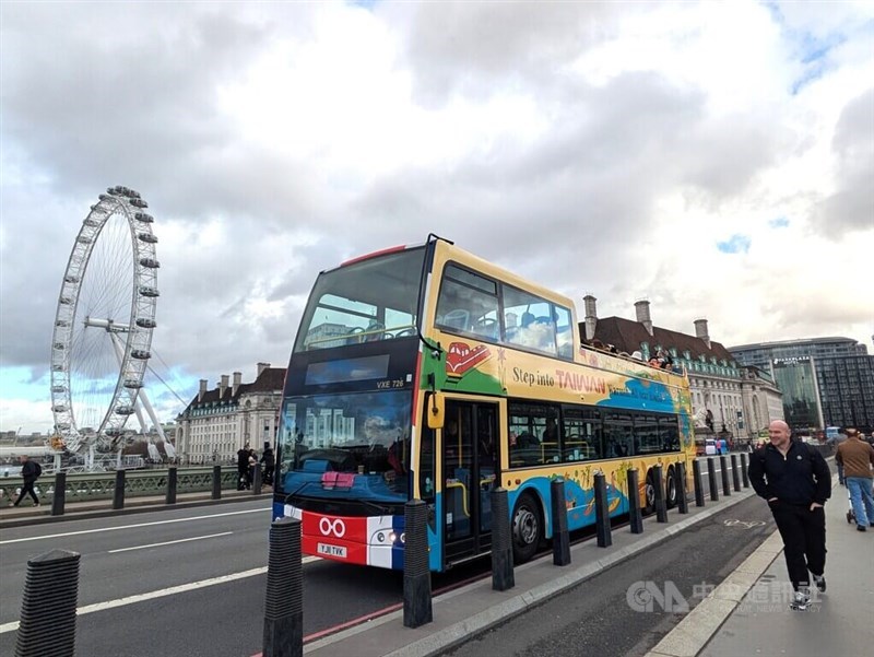 Bus bertema Taiwan terlihat di depan London Eye dan London County Hall. (Sumber Foto : CNA, 13 Desember 2025)