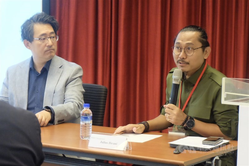 Ketua PBHI, Julius Ibrani (kanan) dalam forum Taiwan Foundation of Democracy di Taipei, akhir pekan lalu. (Sumber foto: CNA)