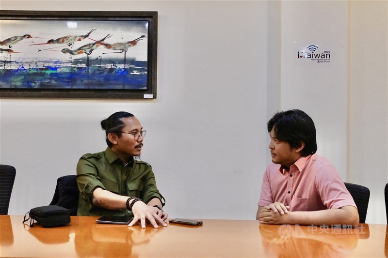 Ketua PBHI, Julius Ibrani (kiri) berbincang dengan CNA di Taipei, pekan lalu. (Sumber foto: CNA)