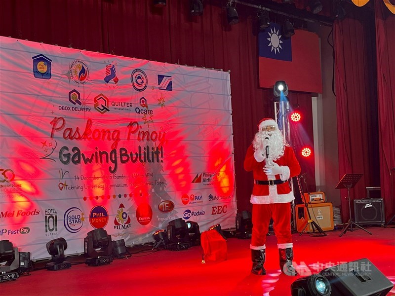 Berdandan sebagai Sinterklas, penyanyi Filipina Cristofer de Jesus tampil di atas panggung pada sebuah acara Natal di Taipei hari Minggu. (Sumber Foto : CNA, 14 Desember 2025)