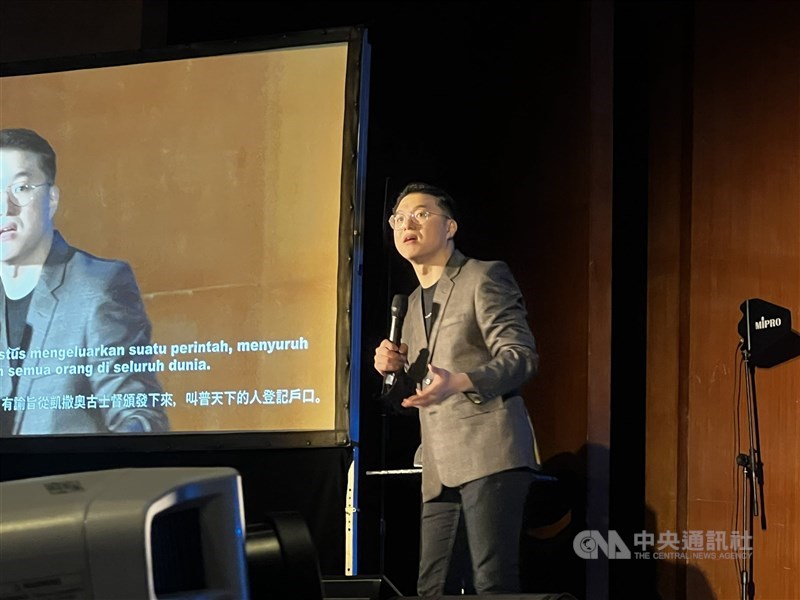 Pendeta Michael David Jeremiah Widjaja menyampaikan khotbah Natal di Taoyuan. (Sumber Foto : CNA, 14 Desember 2025)