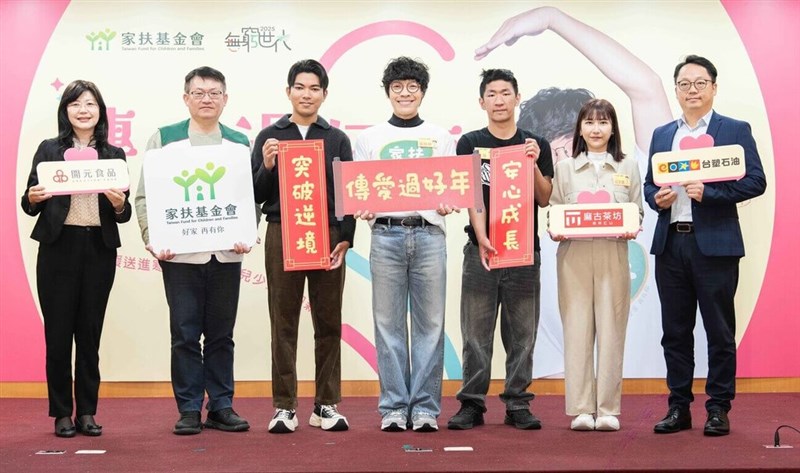 Artis Crowd Lu (Tengah) mengajak masyarakat untuk memberikan perhatian dan kepedulian kepada keluarga yang mengalami kesulitan ekonomi. (Sumber Foto : CCF, 17 Desember 2025)