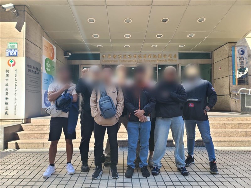 Hadi (nama samaran) bersama rekan-rekannya melapor pada Depnaker Taoyuan didampingi oleh SEBIMA. (Sumber Foto : Hadi)