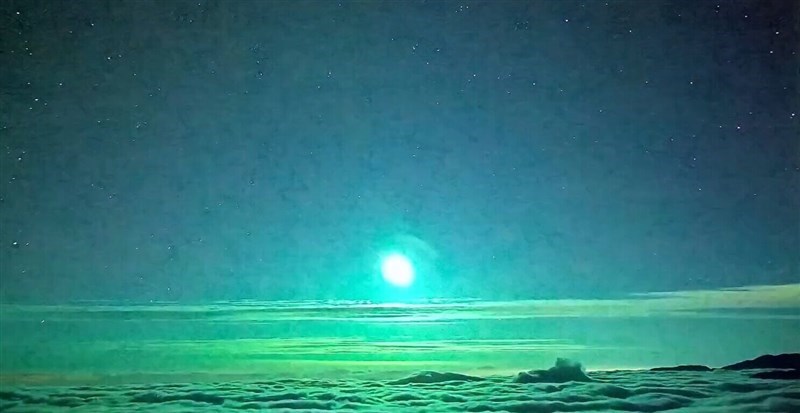 Sebuah bolide hijau (meteor terang) menerangi langit malam di atas Kabupaten Taitung pada hari Selasa. (Sumber Foto : Dokumentasi pemerintah Kabupaten Taitung).