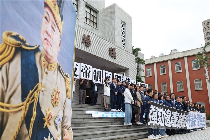 Gambar yang menampilkan wajah Presiden Lai Ching-te dengan pakaian ikonik Kaisar Kekaisaran Tiongkok Yuan Shikai. (Sumber Foto : CNA, 19 Desember 2025)