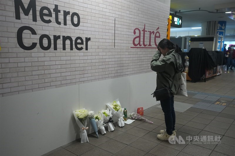 Seorang individu terlihat menangis di dekat Pintu Keluar M8 di Taipei Main Station pada Sabtu, di mana bunga-bunga diletakkan untuk para korban serangan pisau dan granat asap mematikan di kota tersebut pada malam sebelumnya. (Sumber Foto : CNA, 20 Desember 2025)