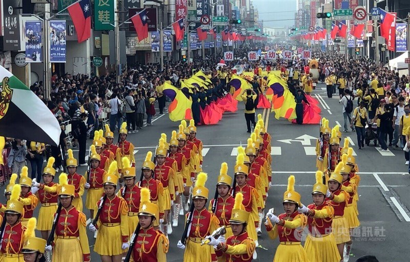 Band Marching SMA Putri Jingmei dari Taipei tampil di Kota Chiayi pada Sabtu. (Sumber Foto : CNA, 20 Desember 2025)